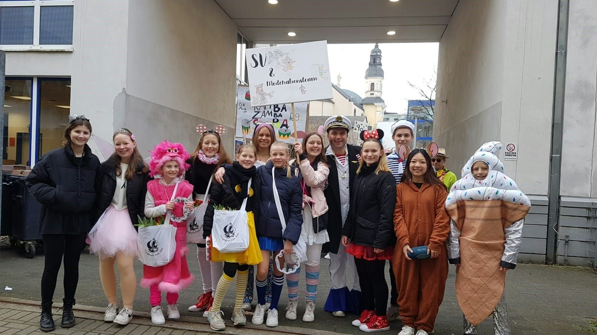 16.02.2023: Der Schülerzug im Kunibertsviertel startet