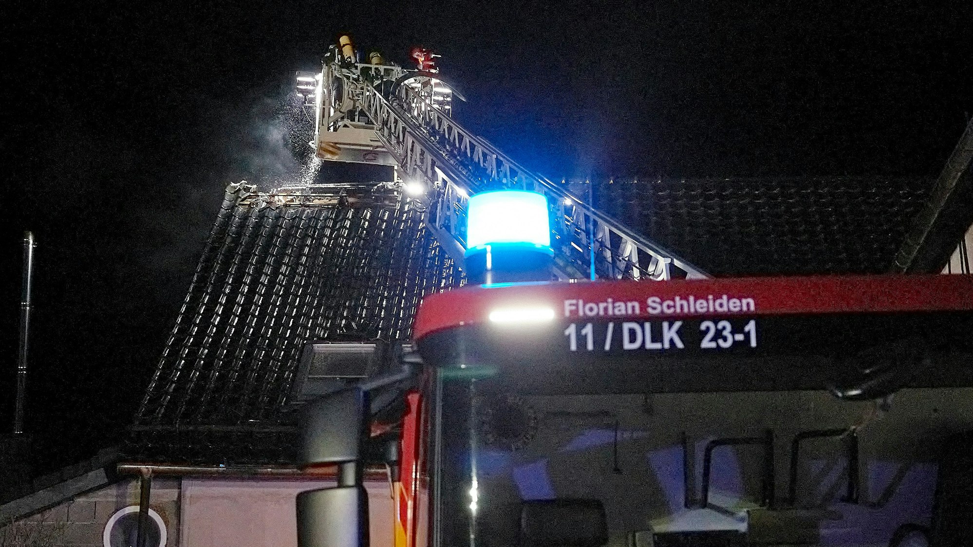 Die Drehleiter der Feuerwehr Schleiden im Einsatz.