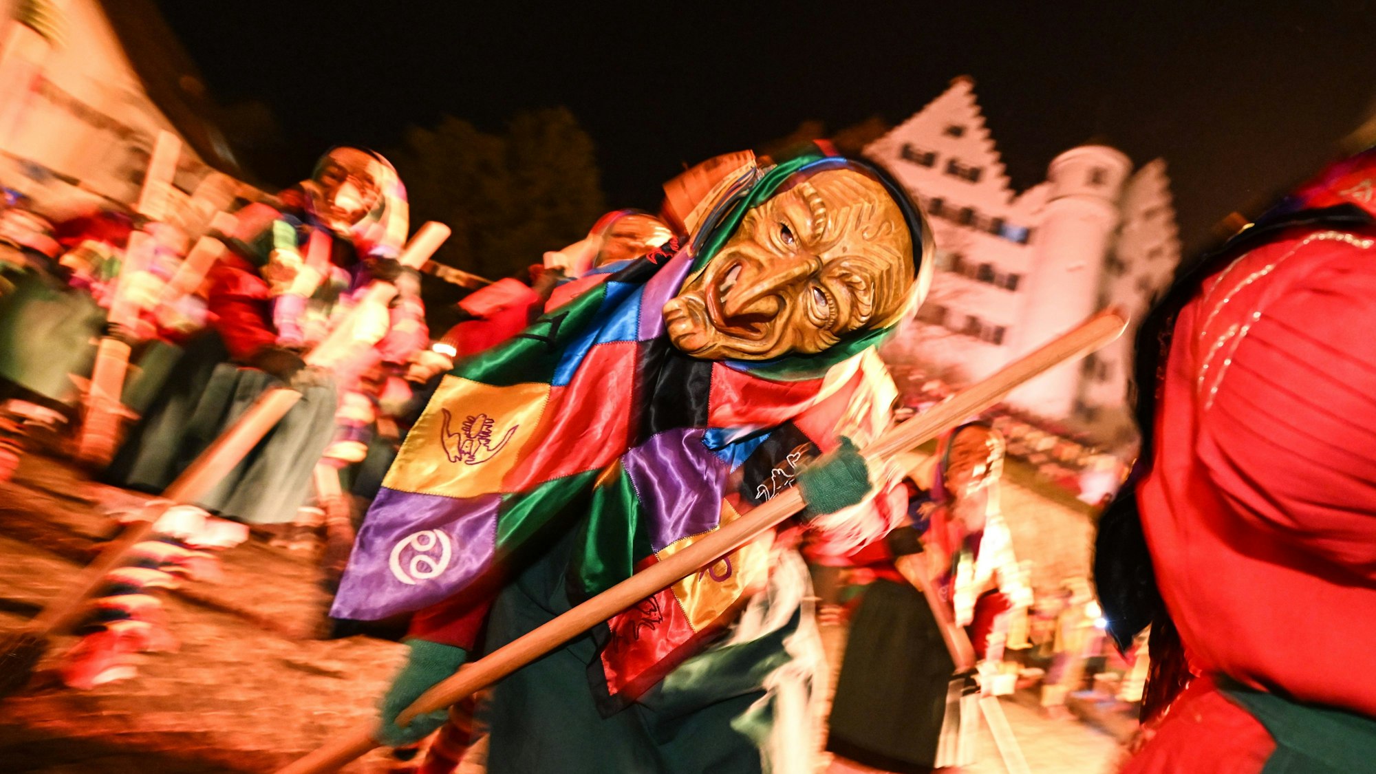 dpatopbilder - 15.02.2023, Baden-Württemberg, Aulendorf: Dutzende Eckhexe der Narrenzunft Aulendorf tanzen am frühen Abend unterhalb des Schlosses um ein Feuer herum. Die mystische Maskenbeschwörung am Hexeneck ist Teil der närrischen Tradition. An diesem Abend erwachen die Narren aus ihrem Schlaf. Bis Aschermittwoch gilt nun die Narrenfreiheit im beschaulichen oberschwäbischen Ort Aulendorf. Foto: Felix Kästle/dpa +++ dpa-Bildfunk +++