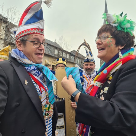 Das Foto zeigt Bürgermeister Sascha Solbach. Er ließ sich von Gabi Wieland von der Frauengemeinschaft bereitwillig den Schlips rauben.