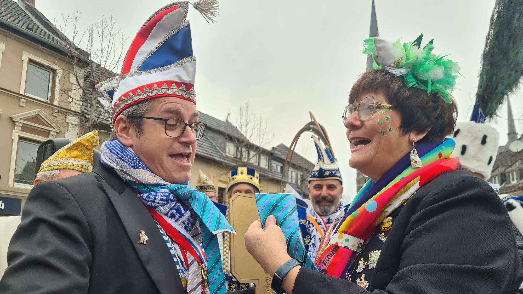 Das Foto zeigt Bürgermeister Sascha Solbach. Er ließ sich von Gabi Wieland von der Frauengemeinschaft bereitwillig den Schlips rauben.