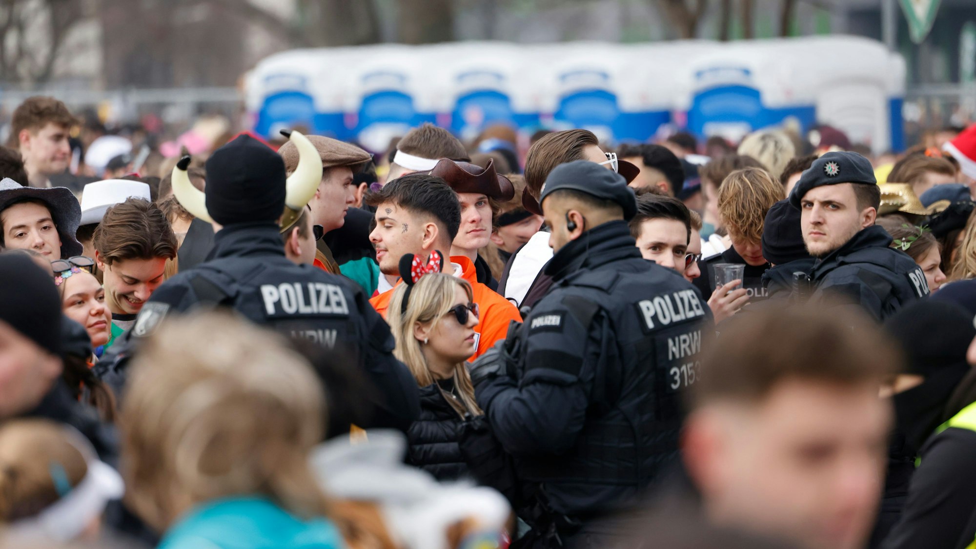 Die Polizei war rund um das Zülpicher Viertel an Weiberfastnacht mit starken Kräften im Einsatz.