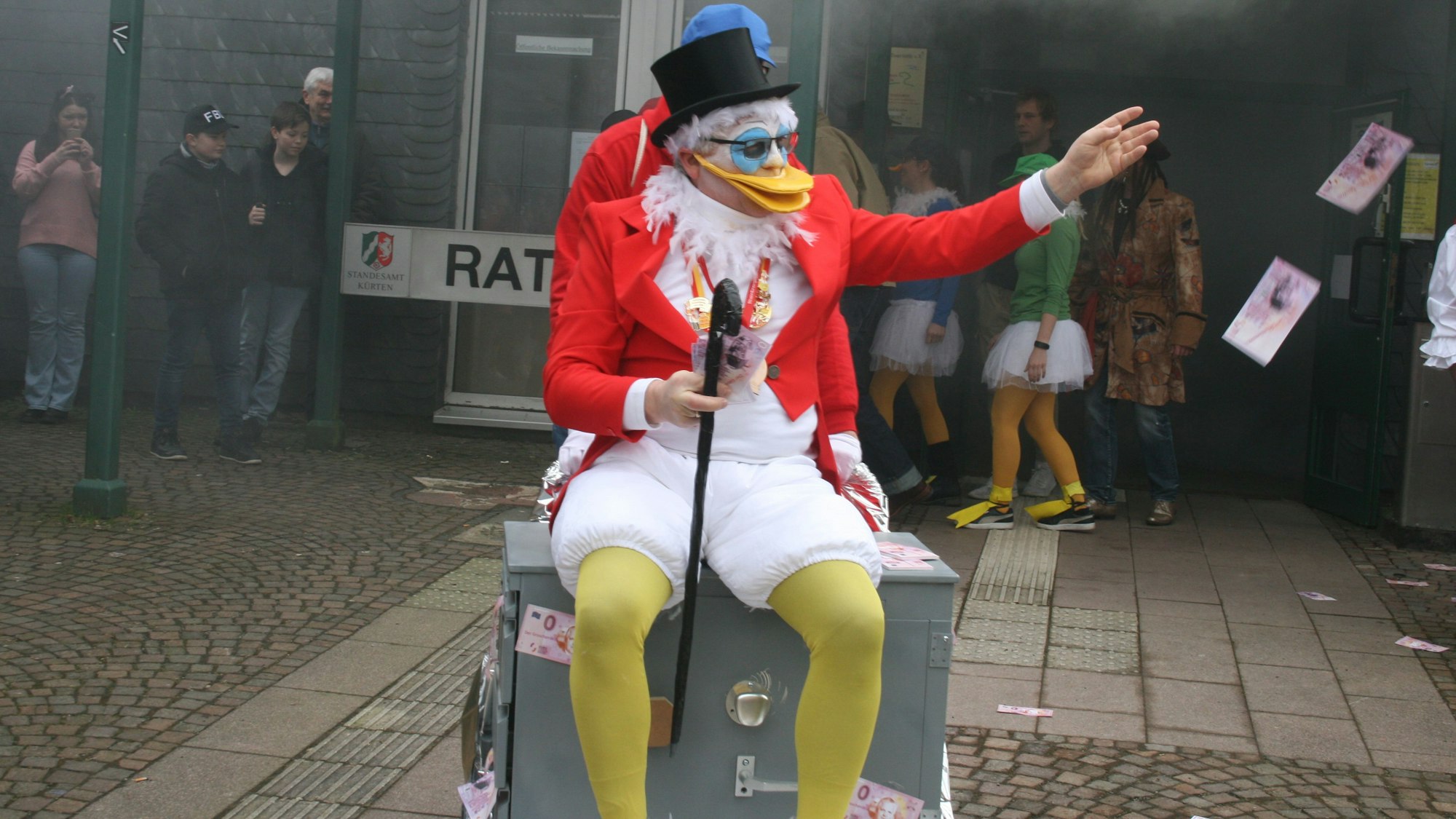 Zur Begrüßung verteilte Dagobert Goldtaler und bunte Geldscheinchen.