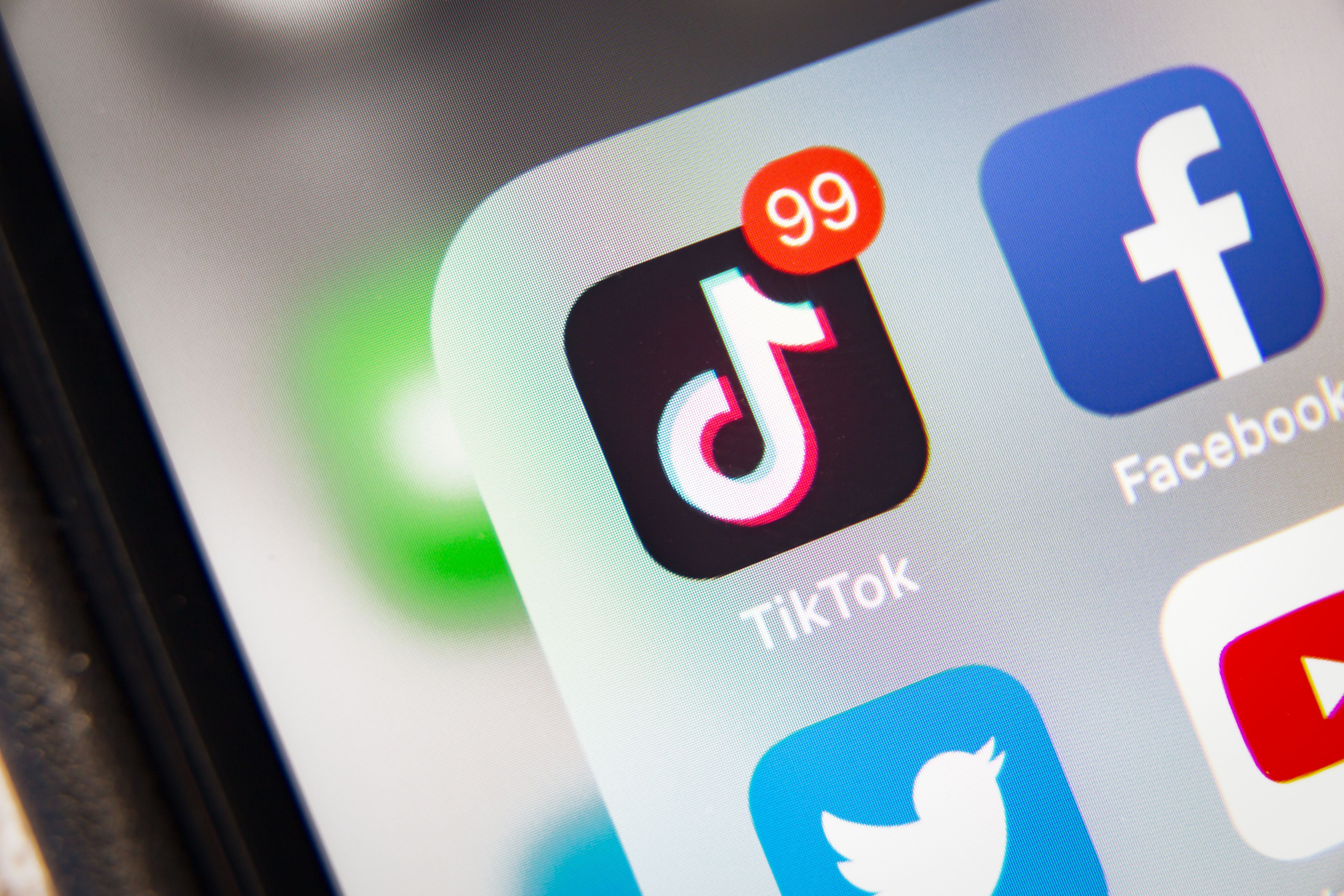 TikTok-Anwendung auf dem Display eines Smartphones.