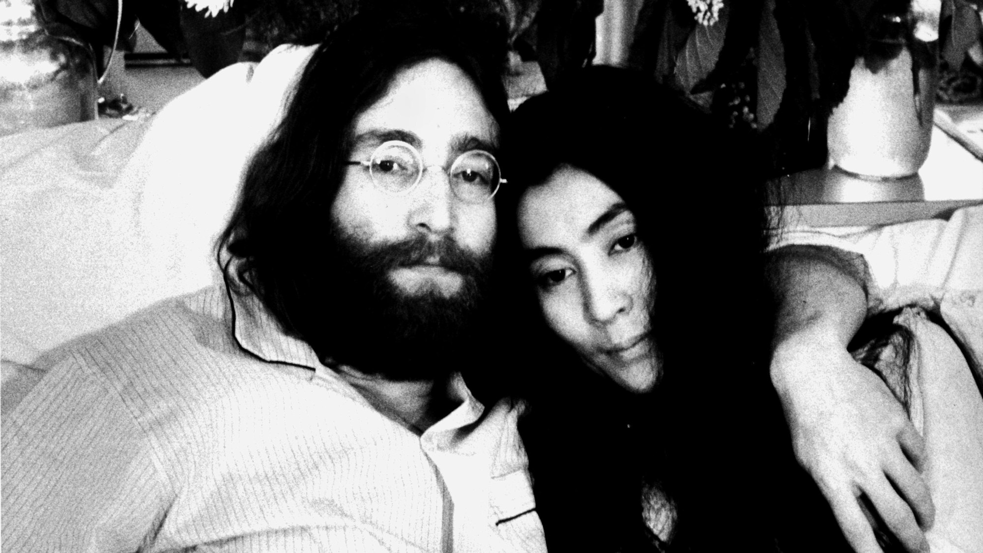 John Lennon und Yoko Ono im Bett.