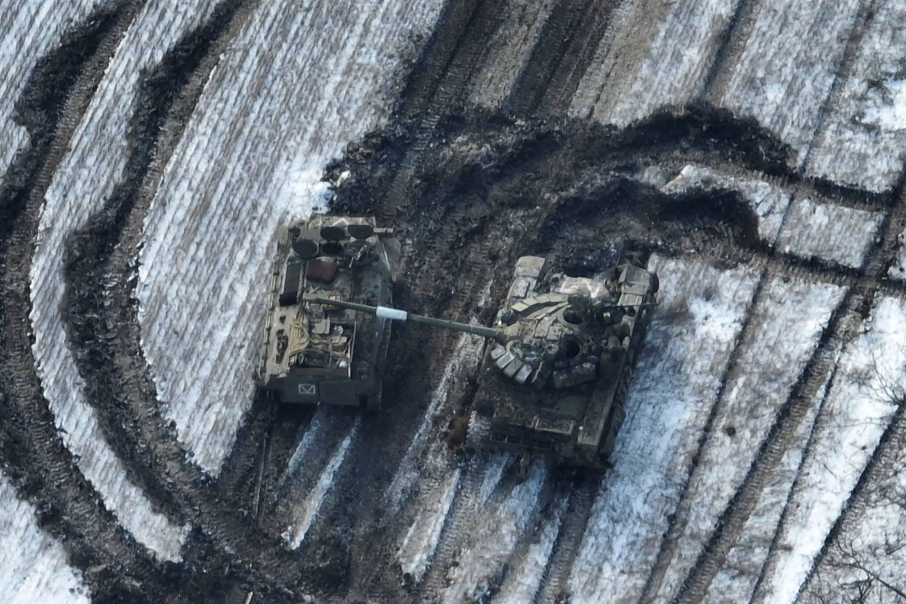 Dieses von den ukrainischen Streitkräften veröffentlichte Foto zeigt beschädigte russische Panzer auf einem Feld nach einem Angriffsversuch. Der Kampf um die kleine Bergbaustadt Wuhledar an der östlichen Frontlinie der Ukraine hat sich zu einem entscheidenden Brennpunkt im Kampf um die Provinz Donezk entwickelt. Die Sicherung der Stadt würde sowohl den ukrainischen als auch den russischen Truppen eine taktische Überlegenheit im Kampf um die Donbass-Region verschaffen.