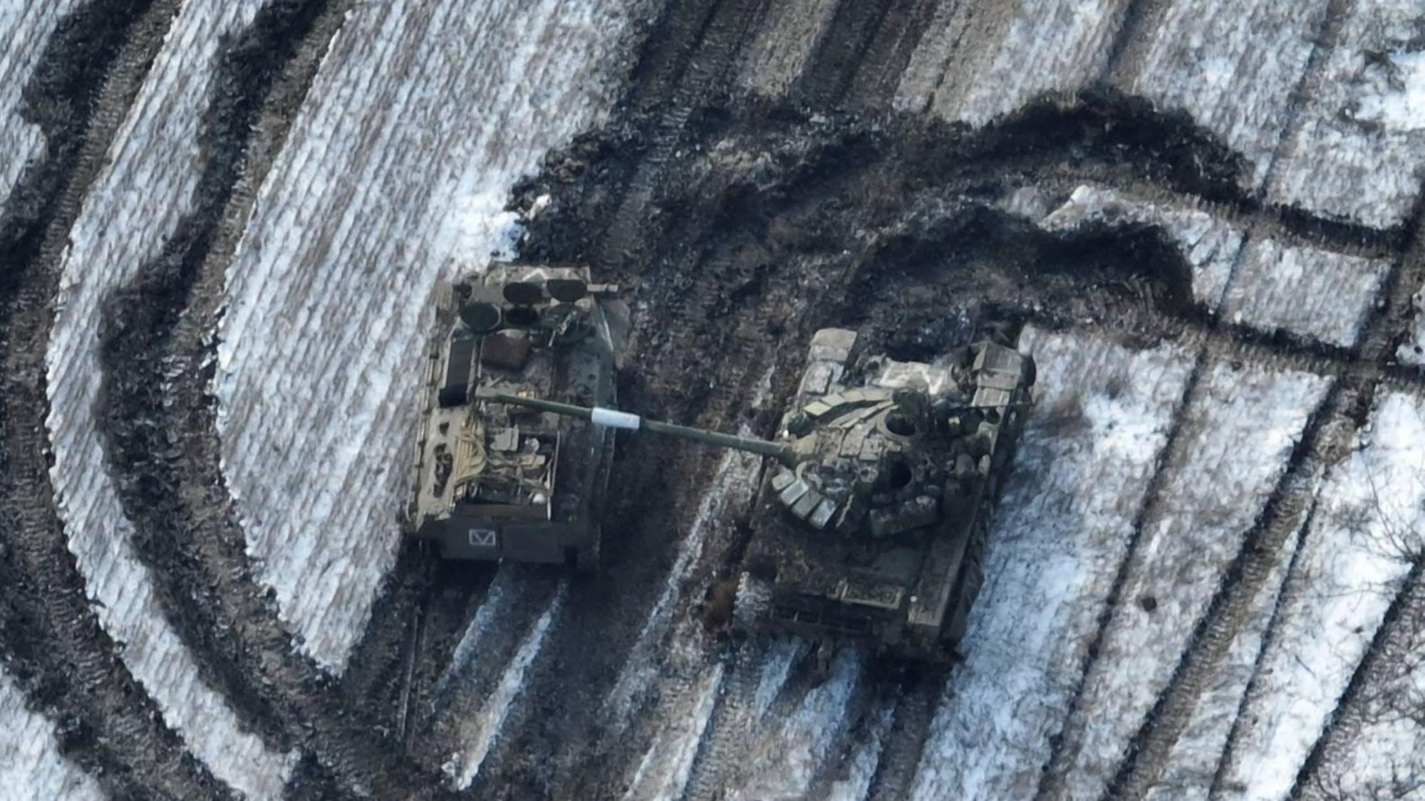 Dieses von den ukrainischen Streitkräften veröffentlichte Foto zeigt beschädigte russische Panzer auf einem Feld nach einem Angriffsversuch. Der Kampf um die kleine Bergbaustadt Wuhledar an der östlichen Frontlinie der Ukraine hat sich zu einem entscheidenden Brennpunkt im Kampf um die Provinz Donezk entwickelt. Die Sicherung der Stadt würde sowohl den ukrainischen als auch den russischen Truppen eine taktische Überlegenheit im Kampf um die Donbass-Region verschaffen.