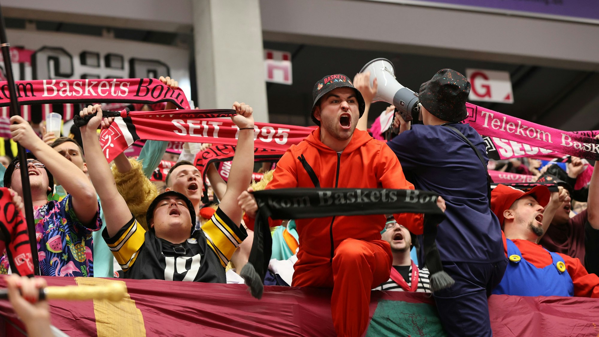 Außer Rand und Band: Die kostümierten Fans feierten den hohen Sieg ihrer Baskets-Mannschaft