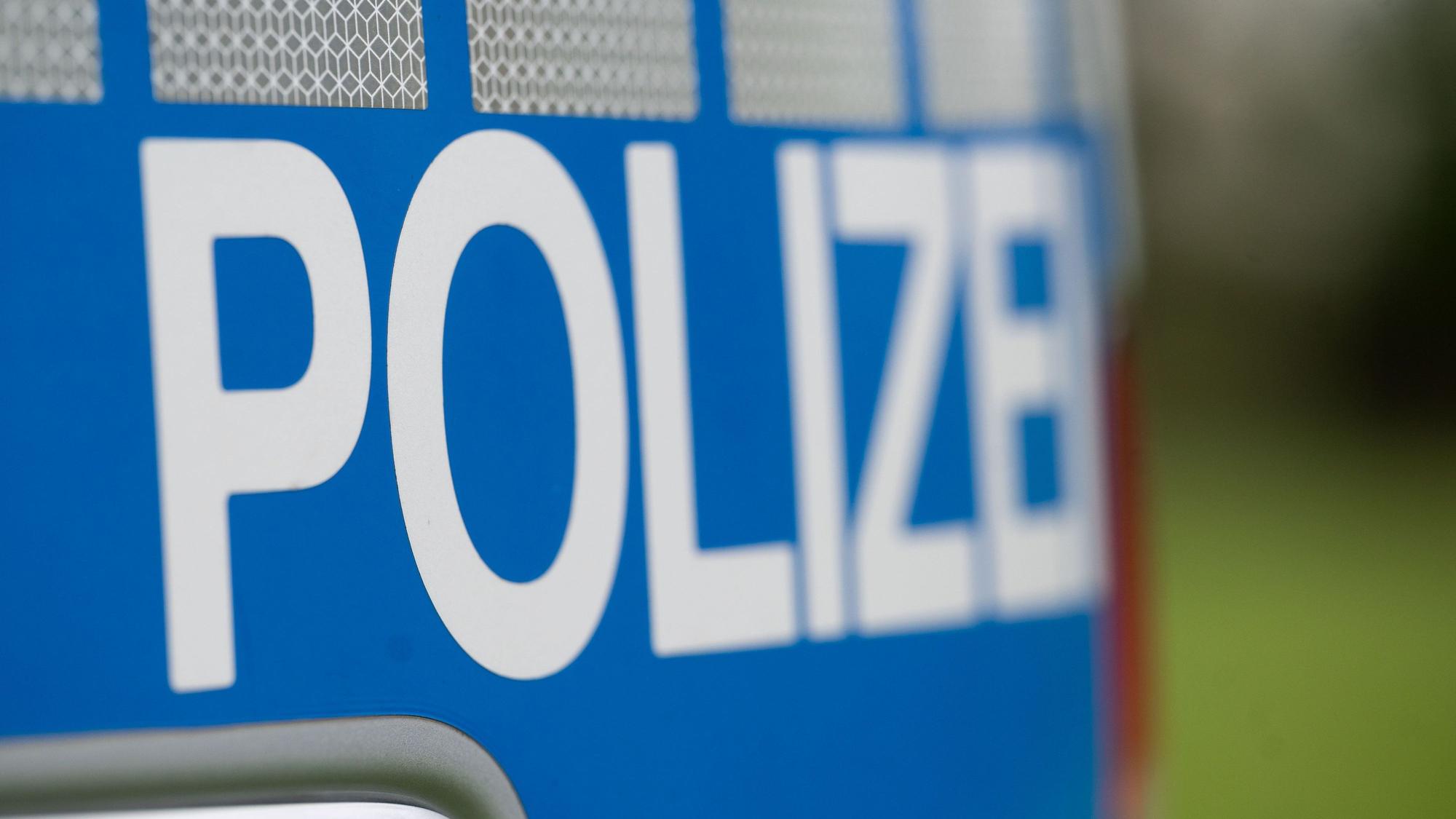 Das Foto zeigt die Aufschrift Polizei auf einem Streifenwagen.