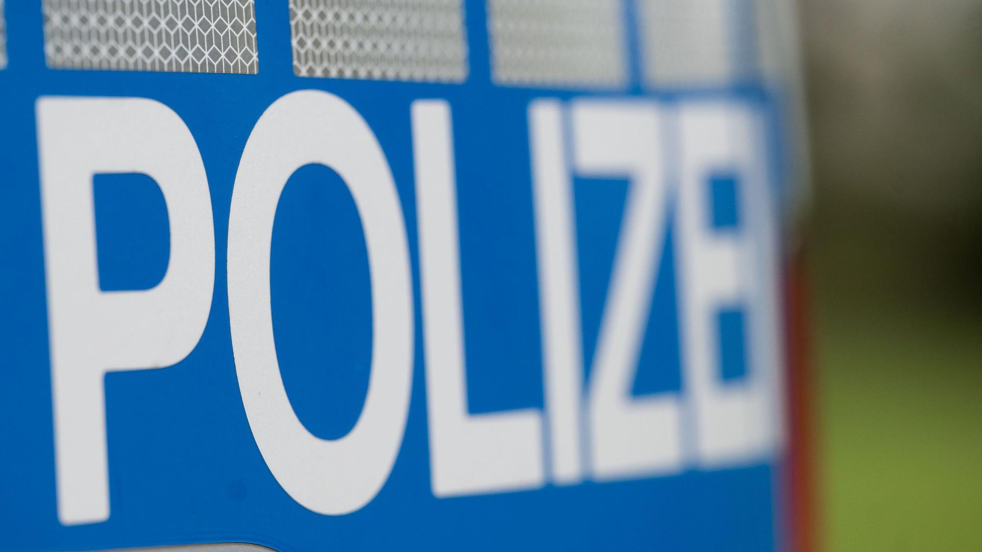 Polizei ist auf einem Auto zu lesen.
