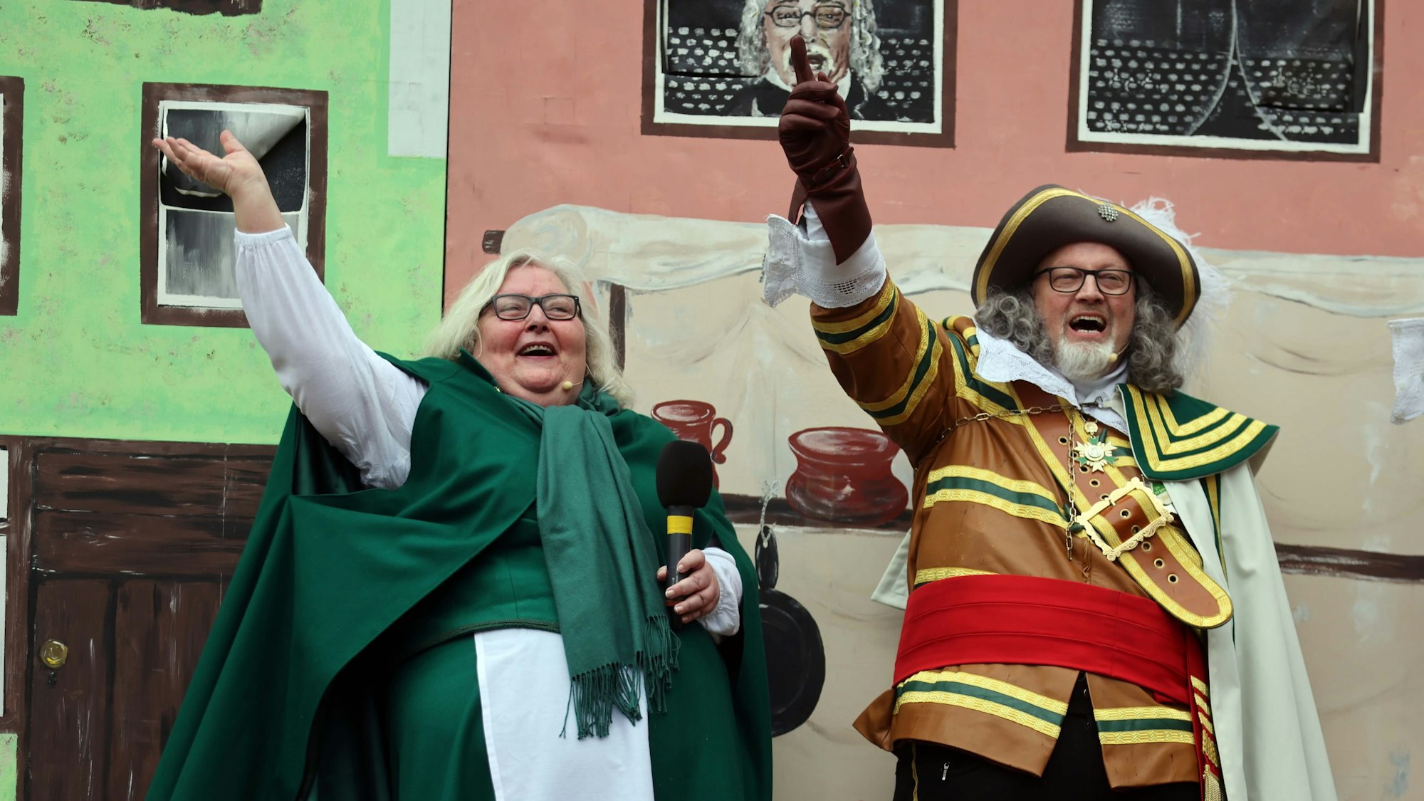 Ein langgehegter Traum ging in Erfüllung: Sabine und Karl Heinz Wührer als Jan und Griet unter der Torburg.