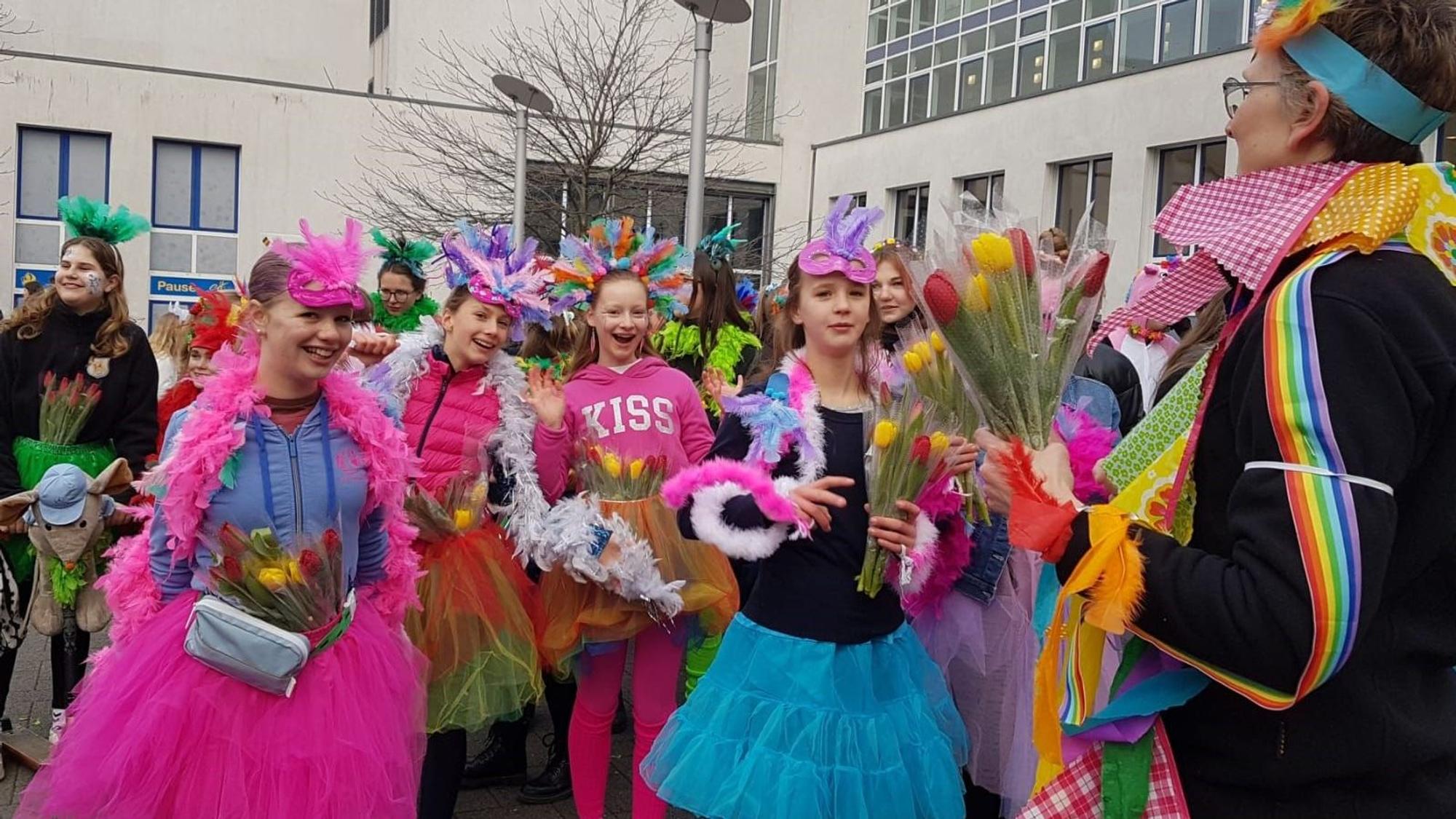 16.02.2023: Der Schülerzug im Kunibertsviertel startet