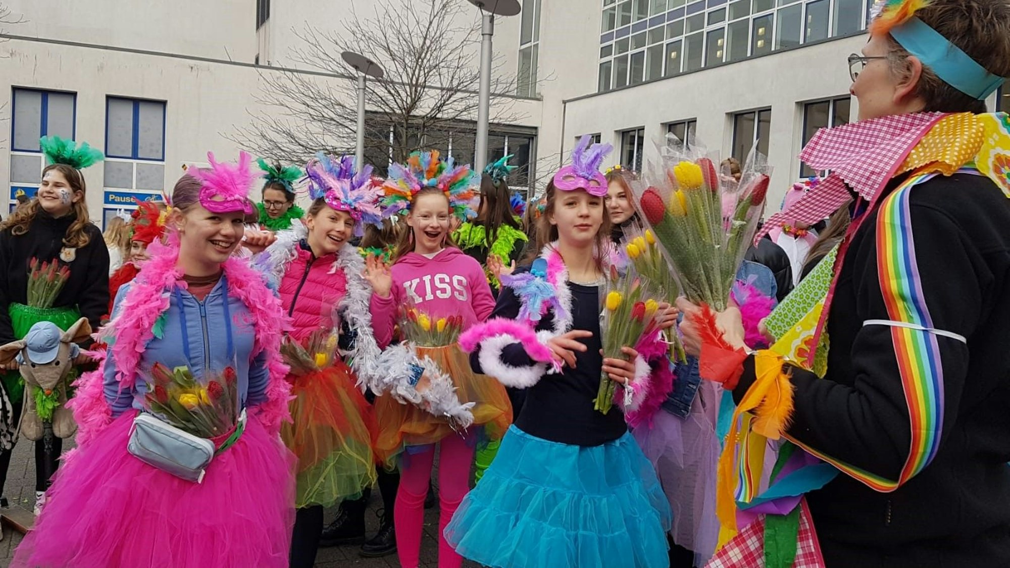 16.02.2023: Der Schülerzug im Kunibertsviertel startet