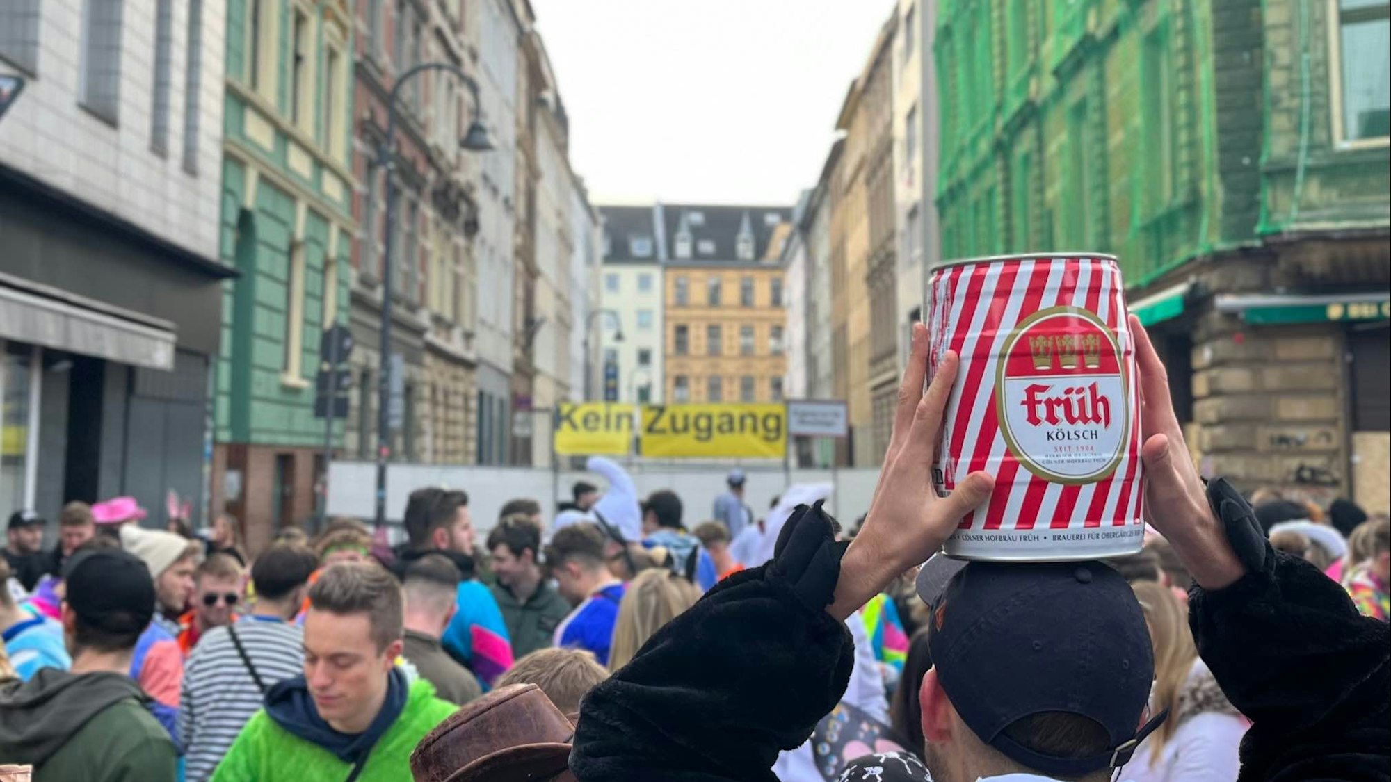Früh Kölsch-Fass an Weiberfastnacht.
