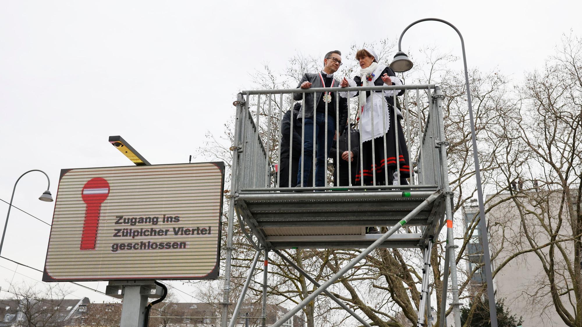 Auf Aussichtsposten: Polizeipräsident Falk Schnabel und Oberbürgermeisterin Henriette Reker. Aussichtsposten