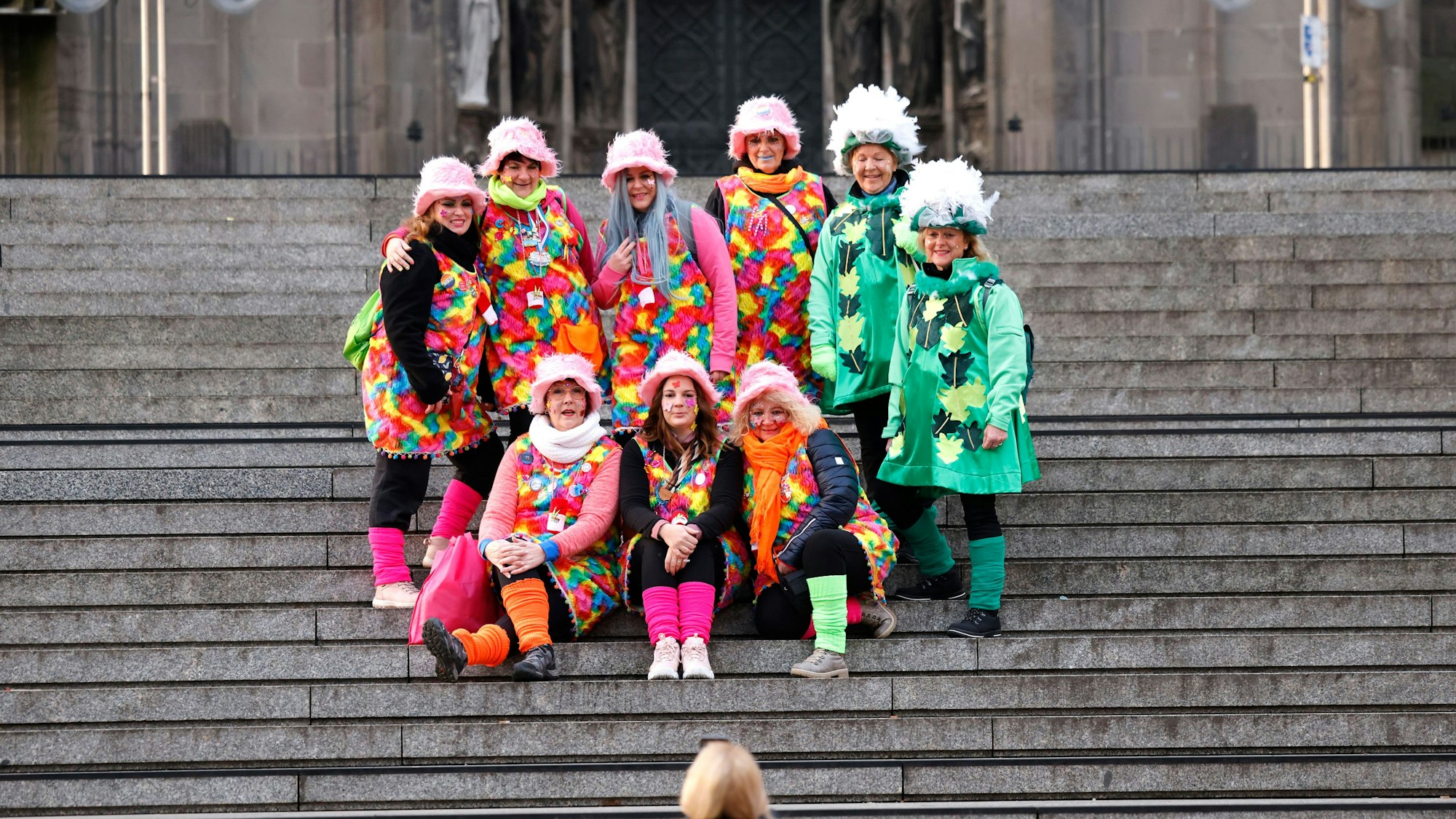 Eine bunte, jecke Truppe auf den Stufen des Kölner Doms.