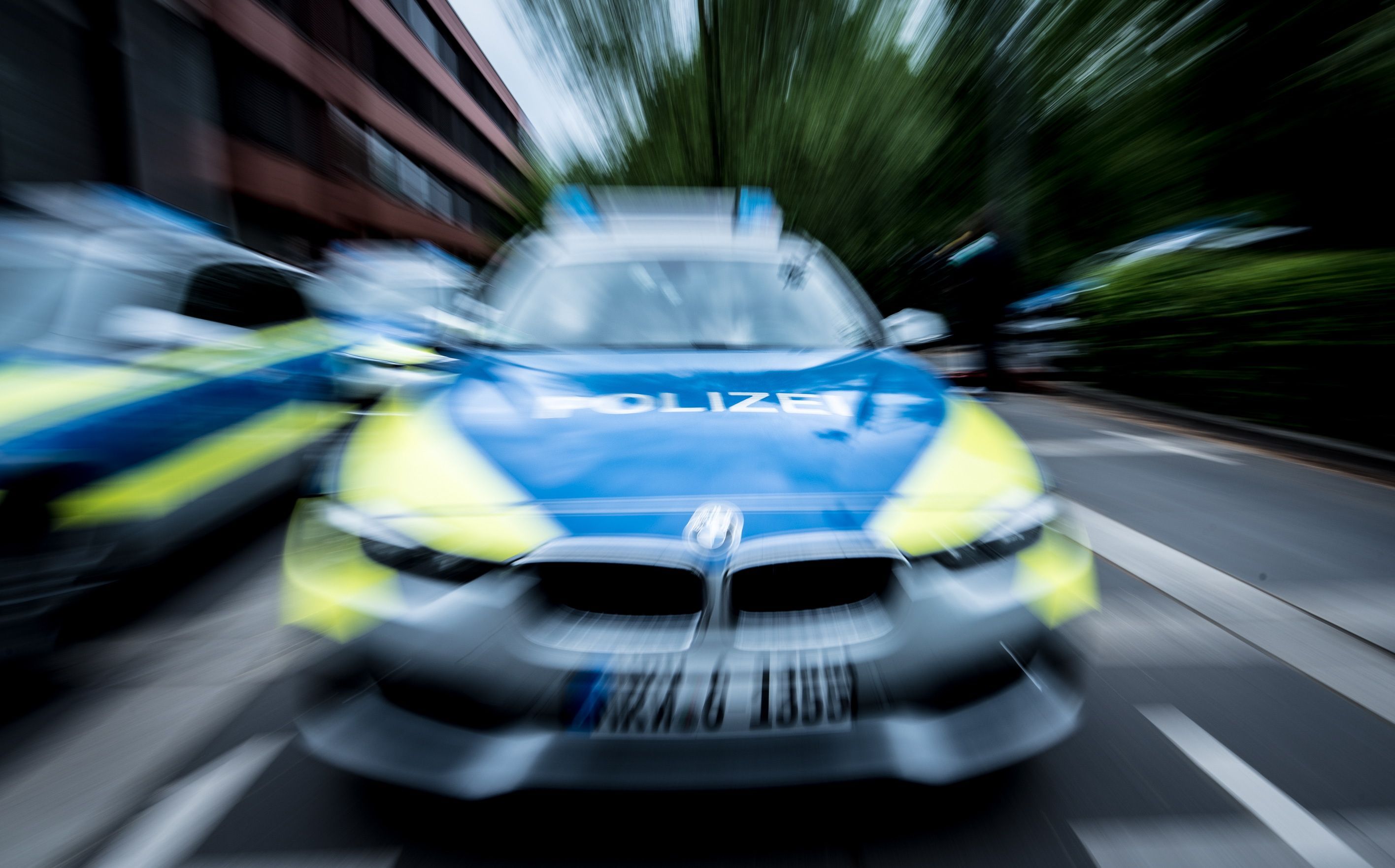 Das Foto zeigt einen Polizeiwagen im Einsatz.