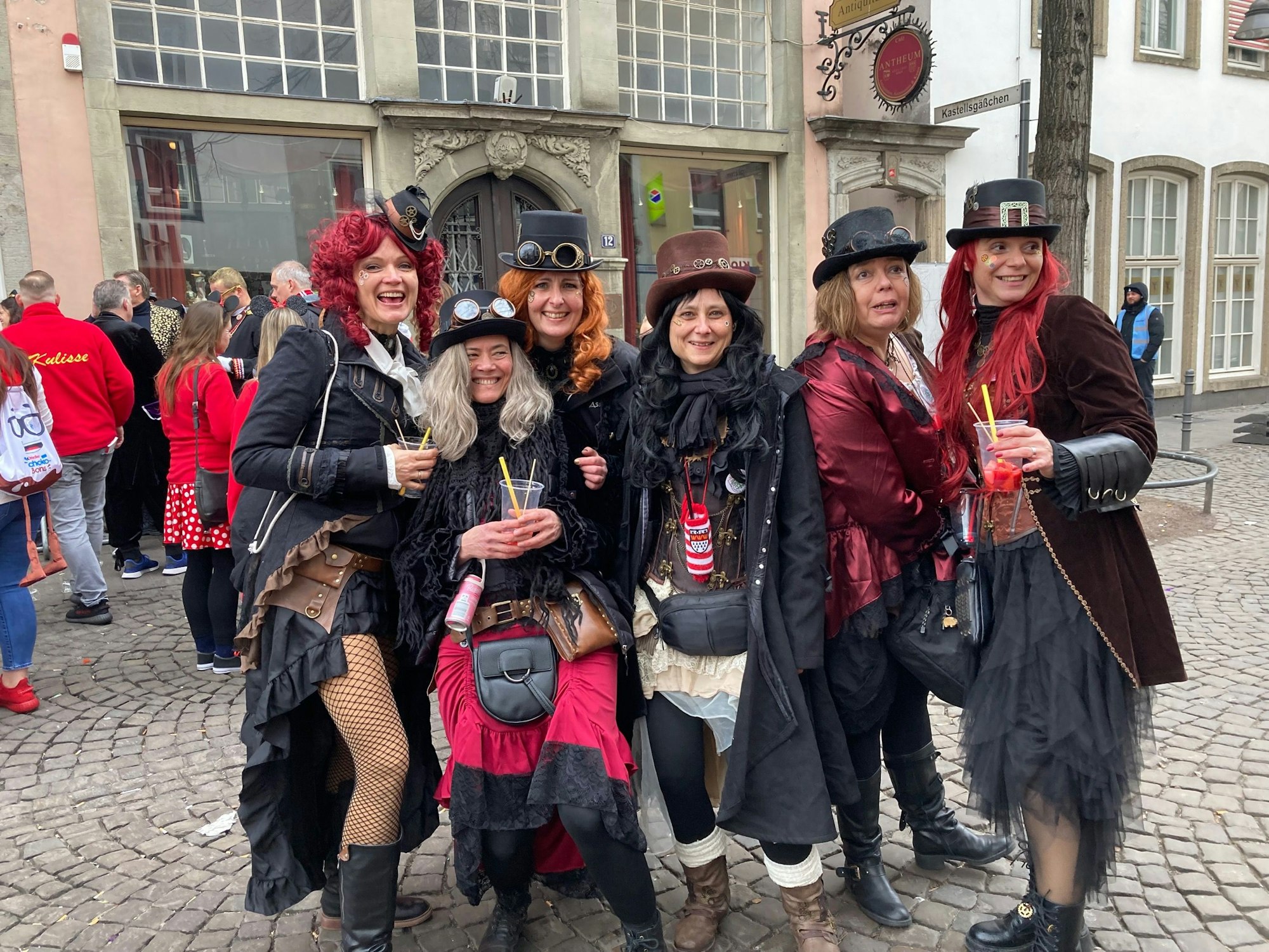 Feiernde in der Altstadt in Köln