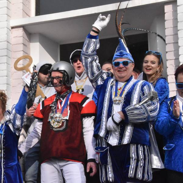 Mehrere Personen in Karnevalskostümen jubeln.