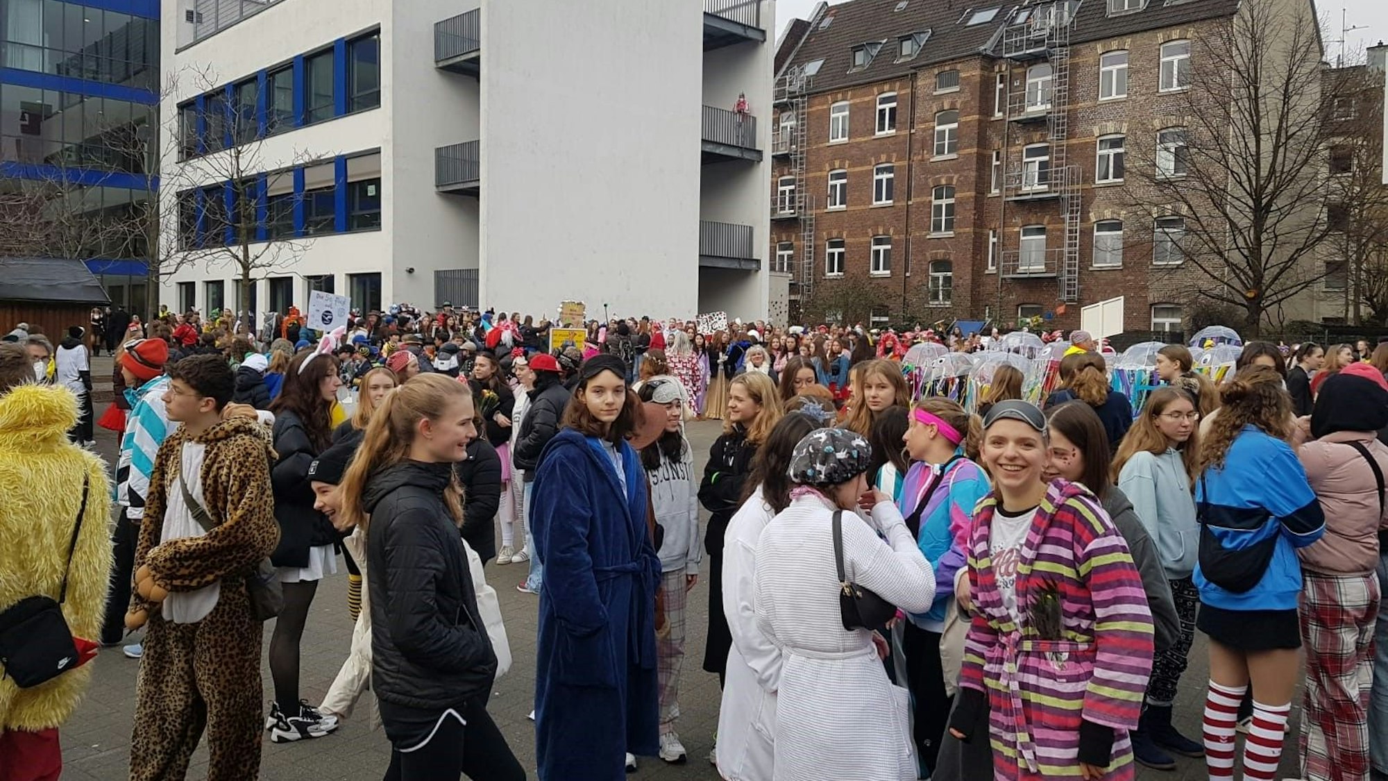 16.02.2023: Der Schülerzug im Kunibertsviertel startet