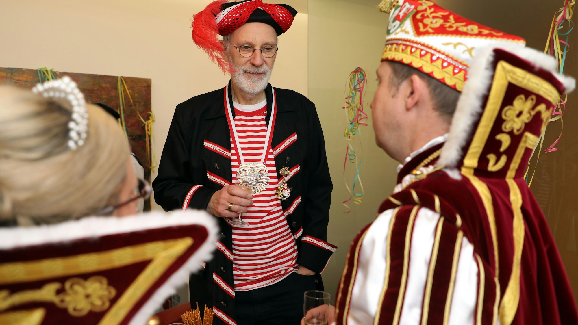 Weihbischof Ansgar Puff im Piratenkostüm spricht mit Gladbachs Prinz Frank III. und Jungfrau Melanie.