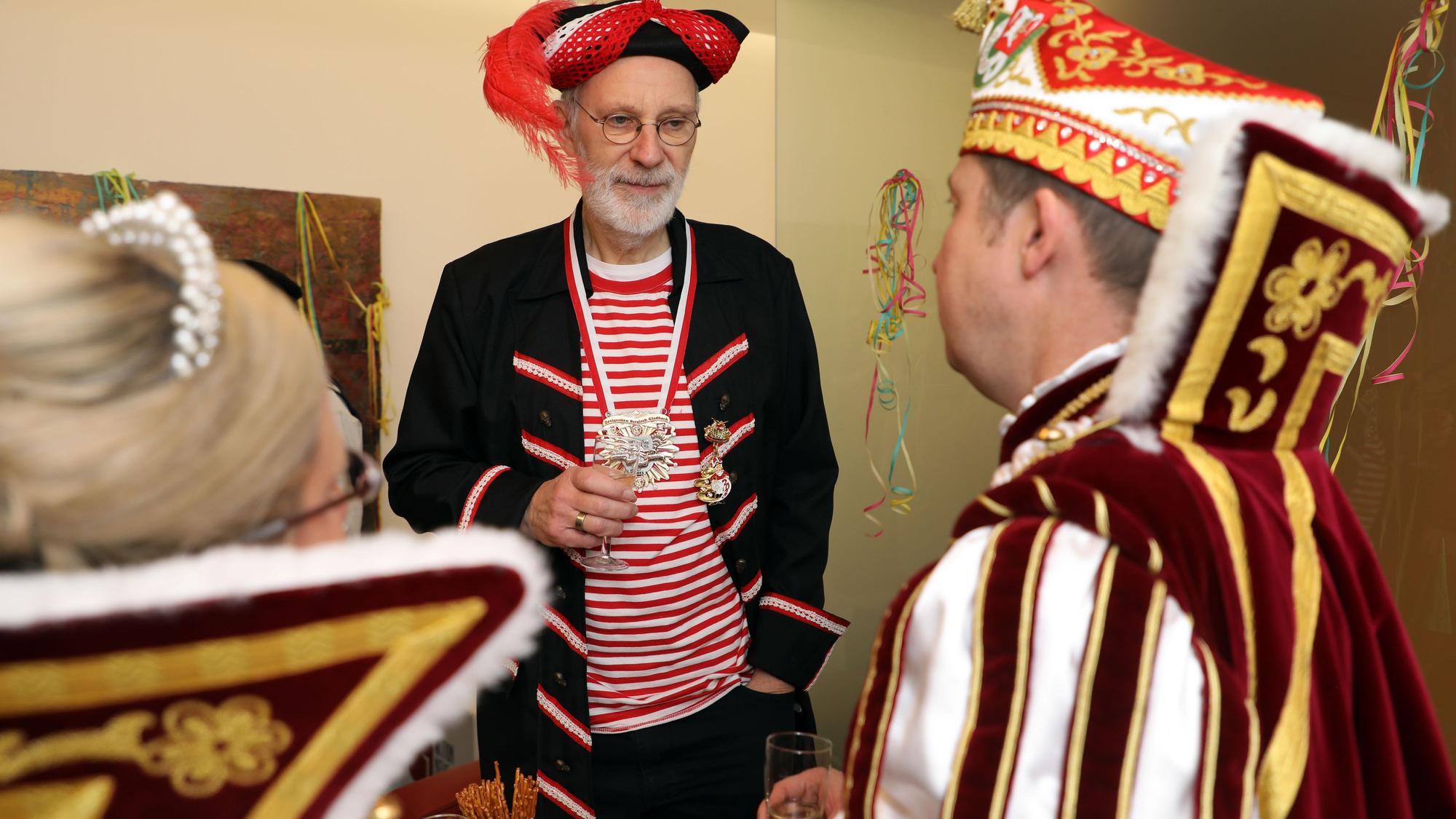 Weihbischof Ansgar Puff im Piratenkostüm spricht mit Gladbachs Prinz Frank III. und Jungfrau Melanie.