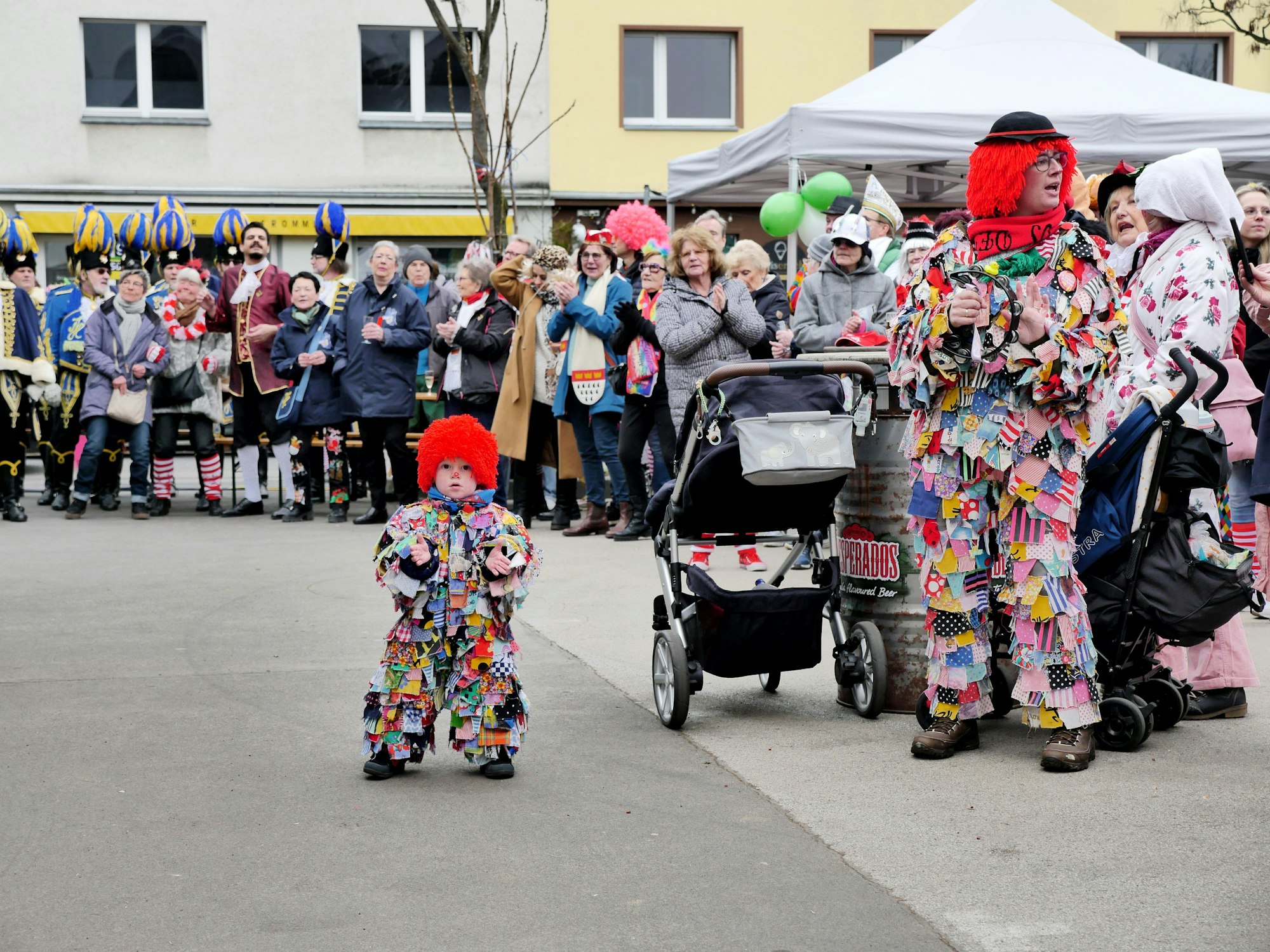 Weiberfastnacht mit Bühne und Publikum, präsentiert von der KG Alt-Lindenthal