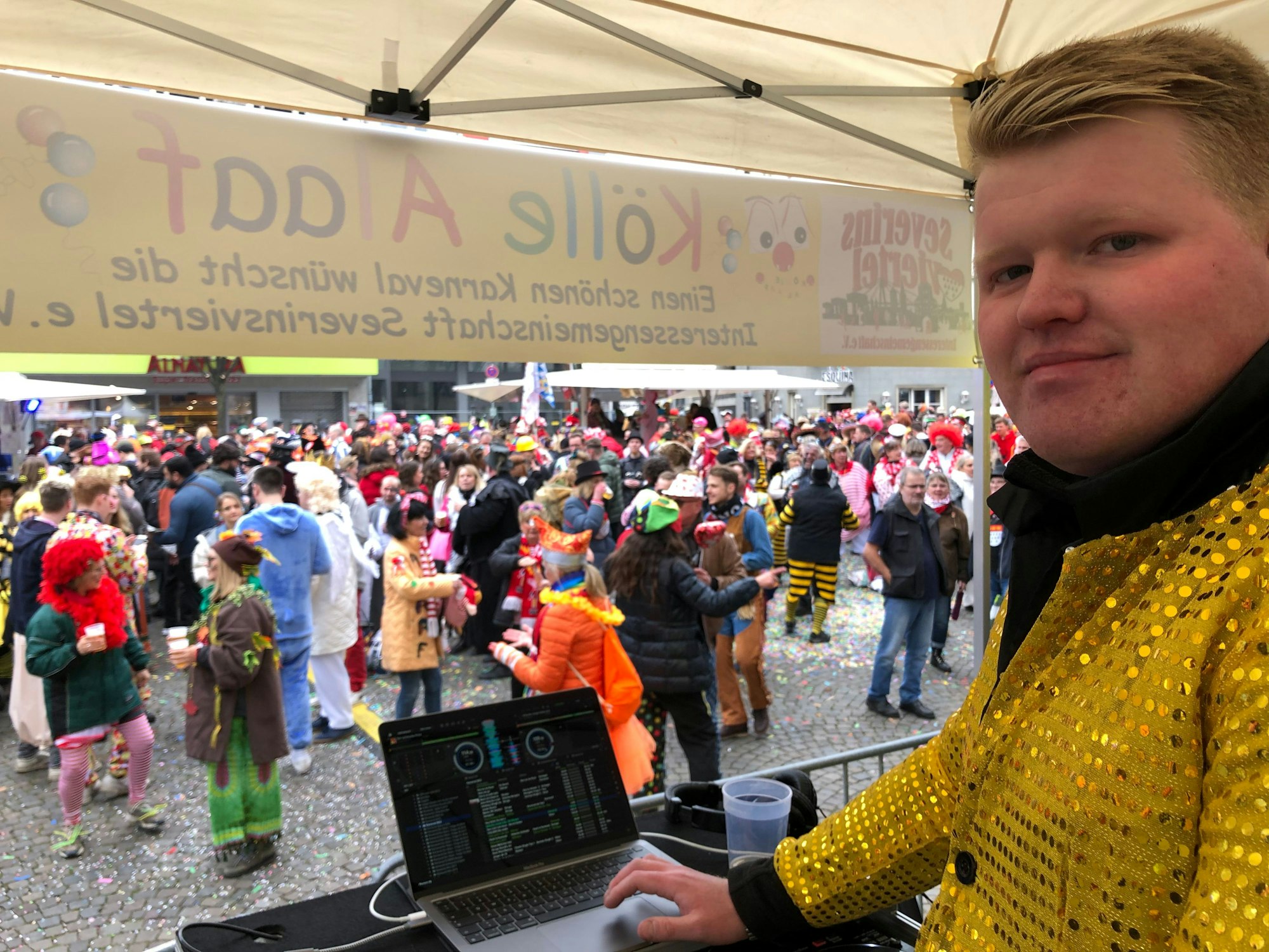 Feiernde auf dem Severinskirchplatz