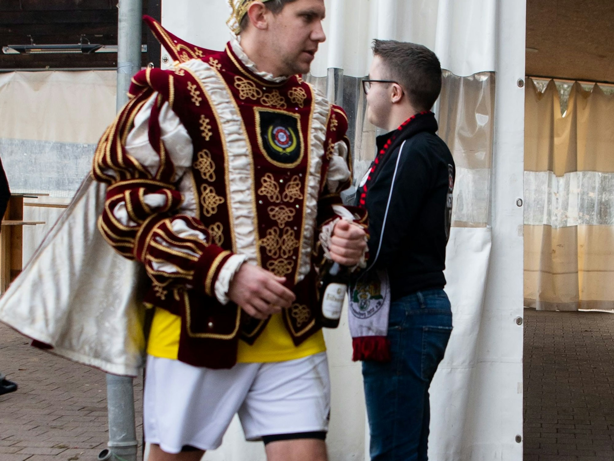 Frauenbergs Prinz Sebastian I. trägt noch seinen Fußballdress unter dem Ornat.