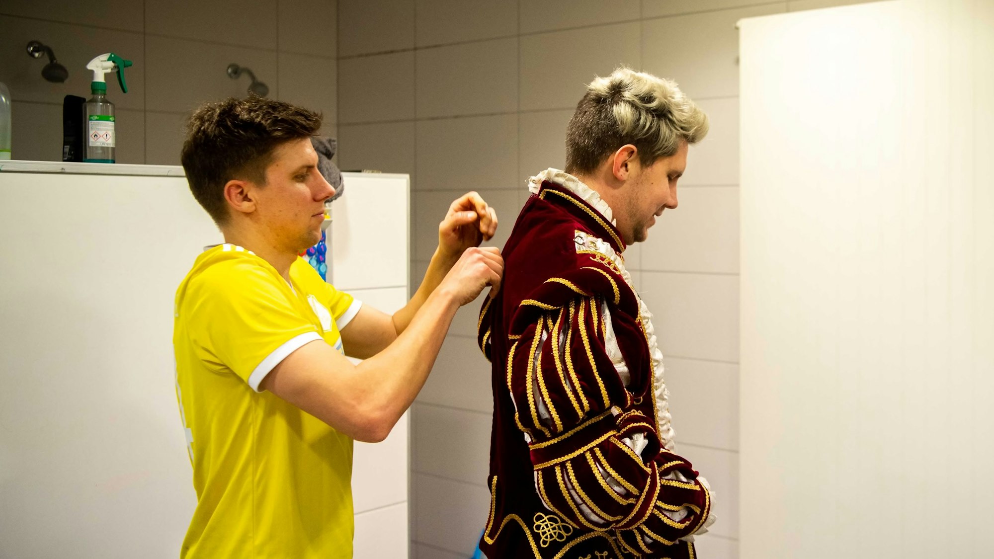 Marcel Kaiser (im Trikot) hilft seinem Bruder Sebastian ins Ornat.