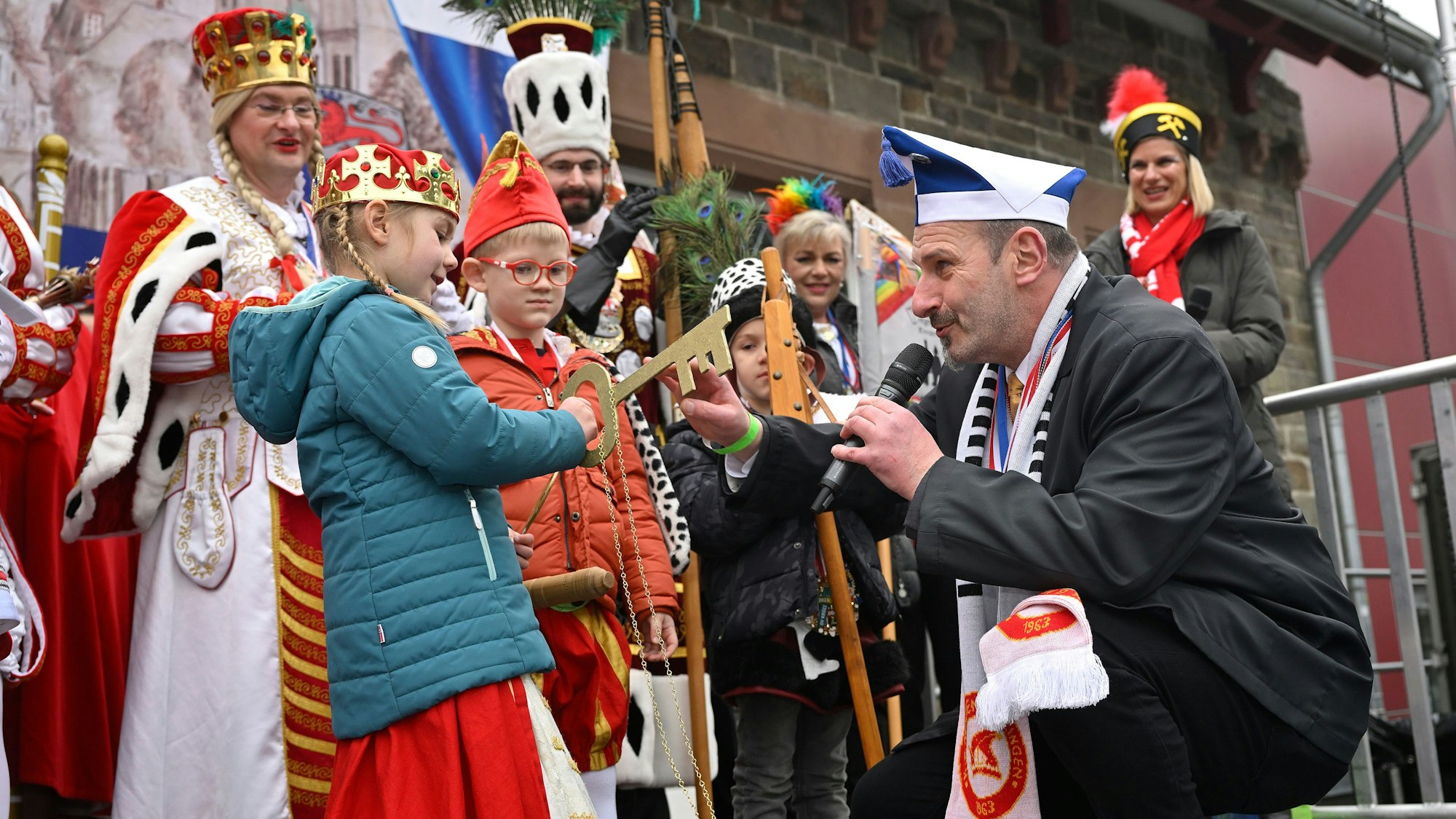 Bürgermeister Nicodemus übergibt dem Kinderdreigestirn den Stadtschlüssel.
