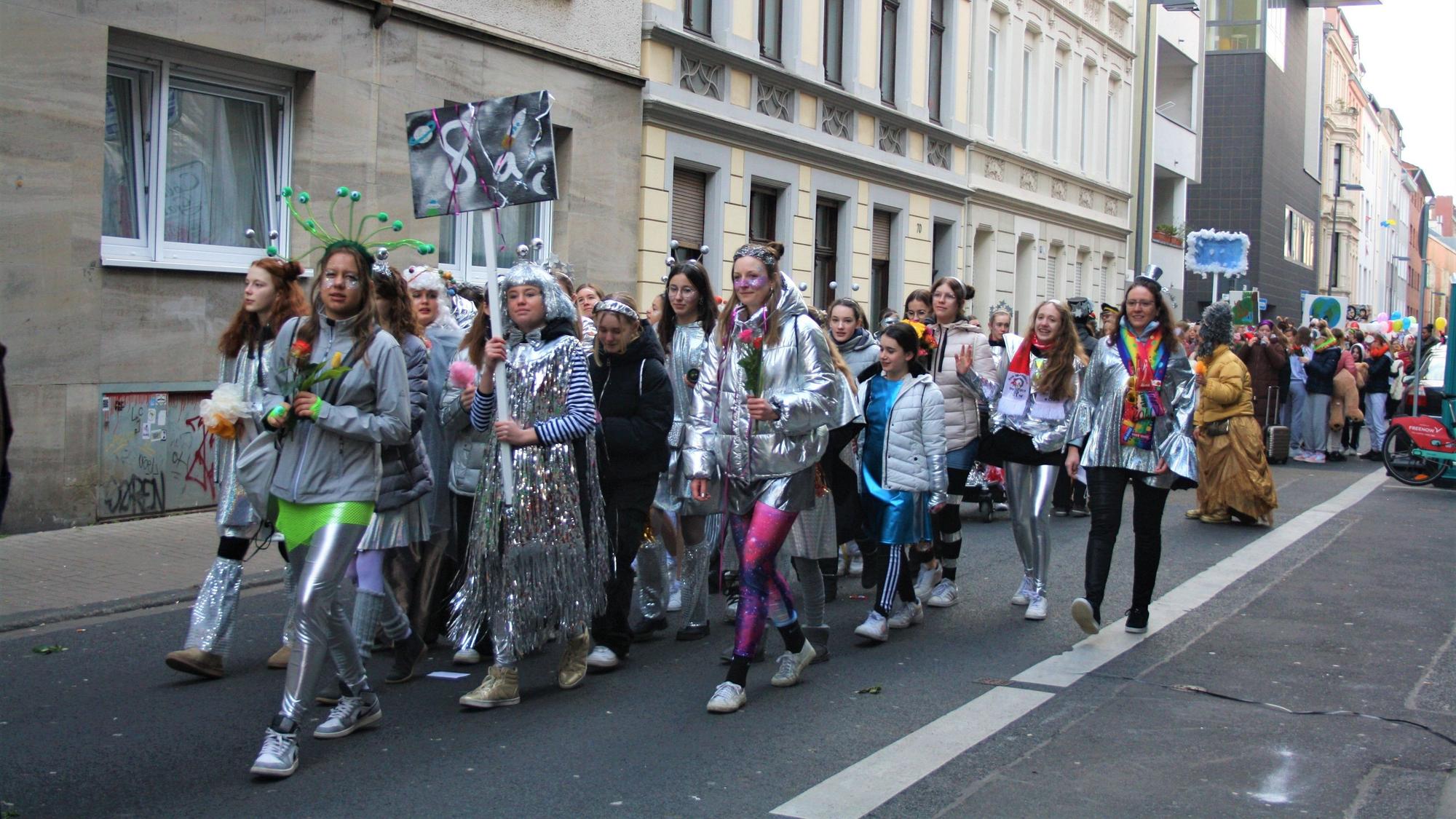 Die Schüler ziehen durch das Viertel.