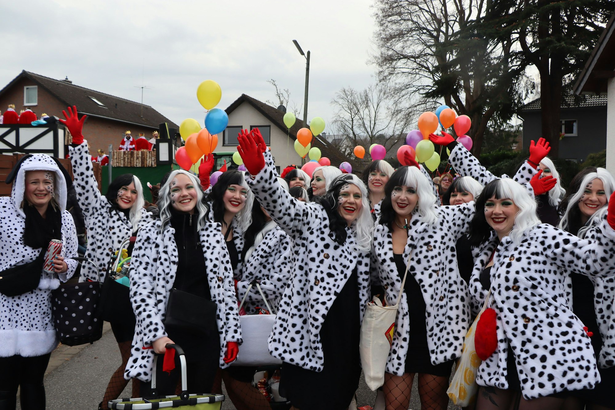 Fröhlich lachten die fröhlichen Dalmatiner des Kardorfer Thekenturnvereins beim Kardorfer Zug an Weiberfastnacht.