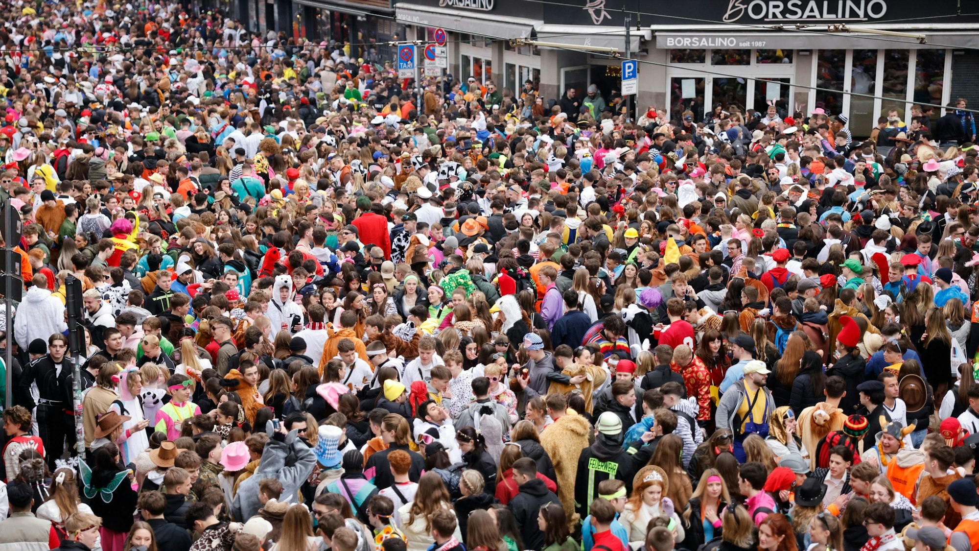 Das Zülpicher Viertel war sehr früh gut gefüllt und wurde abgeriegelt.