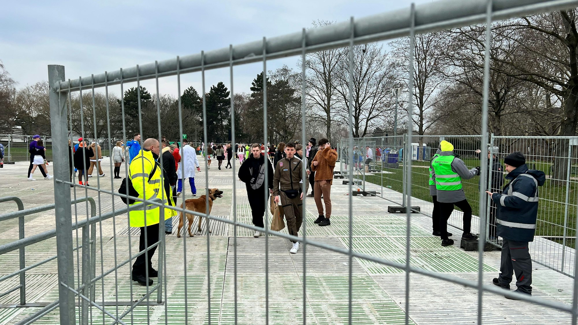 Feiern hinter Gittern: Die Ausweichsfläche auf der Uniwiese läuft voll.