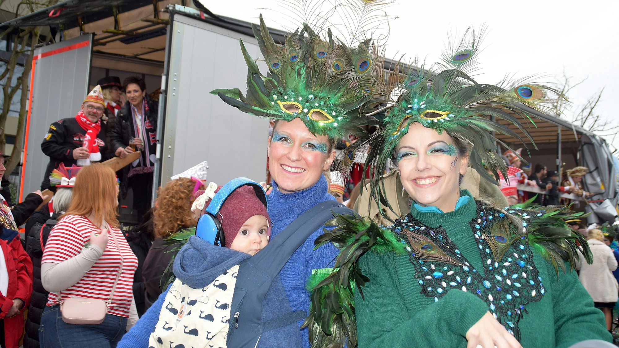 16. Februar 2023 Bornheim-Roisdorf Weiberfastnachtszug. Zwei Pfauen mit jeckem Nachwuchs. Foto: Frank Engel-Strebel