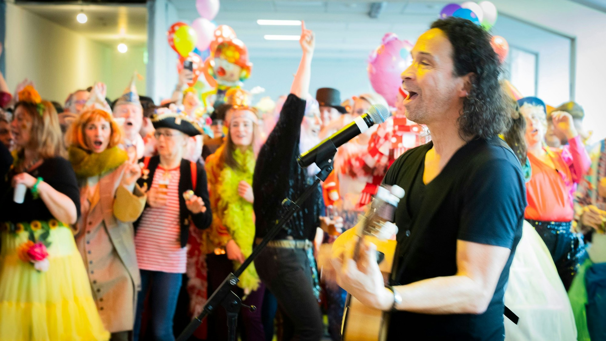 Stephan Brings bei seinem Auftritt in der Stolkgasse.