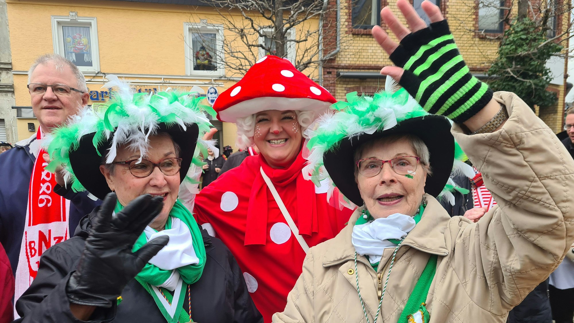 Widerstand zwecklos: Bunt kostümierte Wiever übernahmen entschlossen das Regiment über die Stadt.