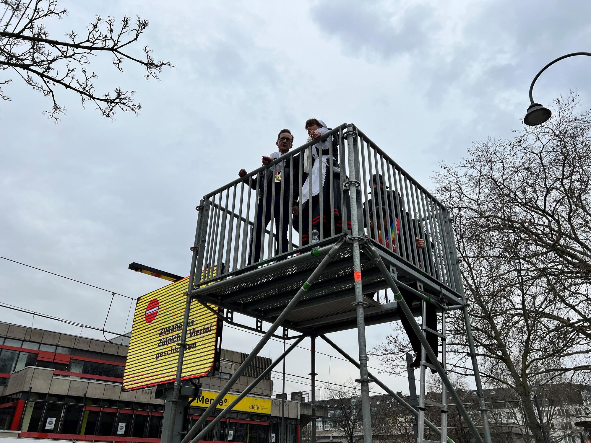 Polizeipräsident Falk Schnabel und OB Henriette Reker informieren sich über die Lage auf der Uniwiese.