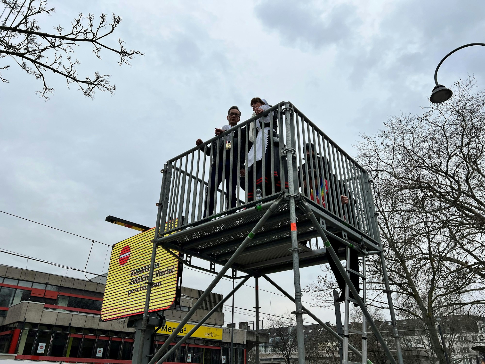 Polizeipräsident Falk Schnabel und OB Henriette Reker informieren sich über die Lage auf der Uniwiese.