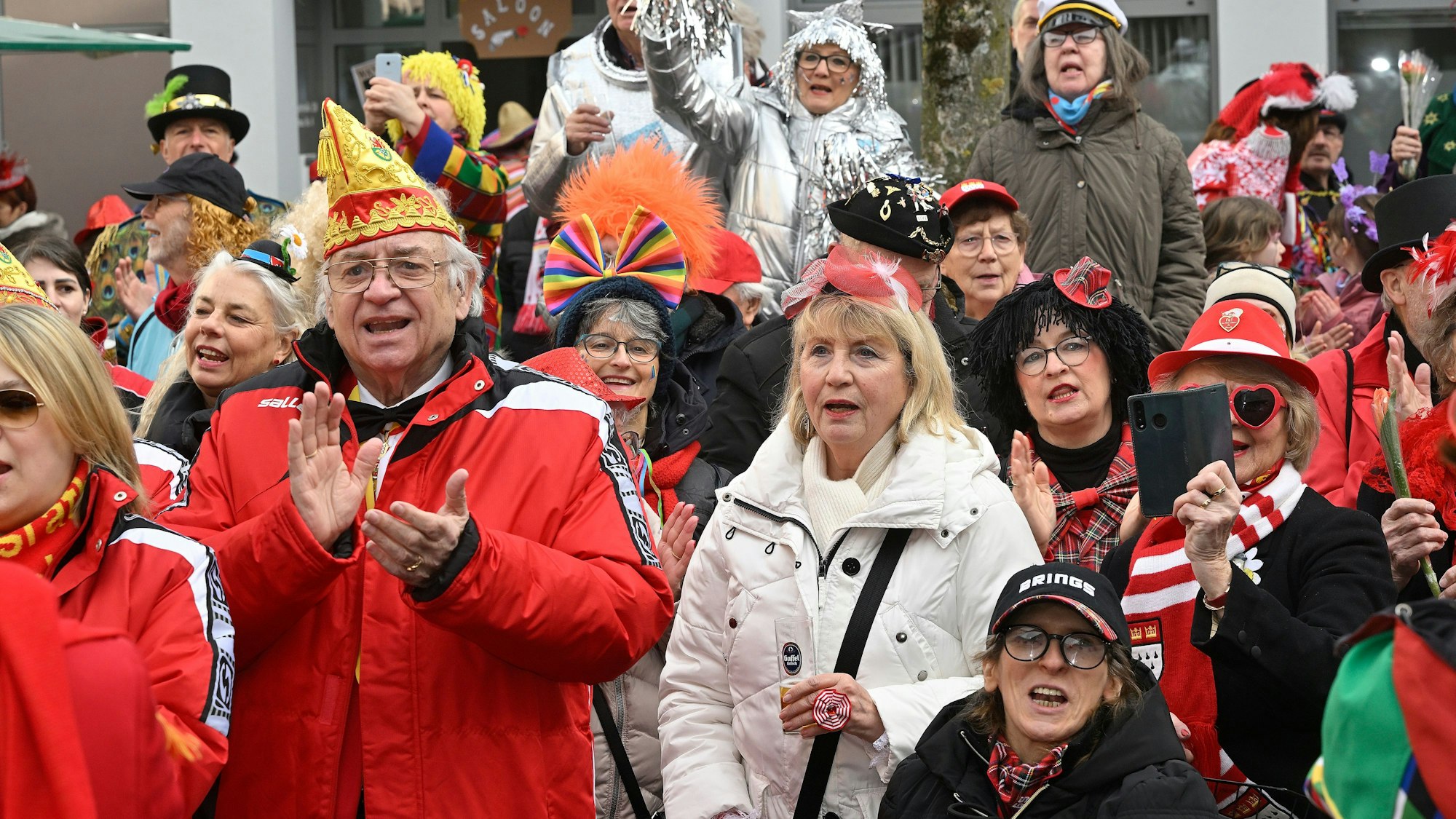 Ein Blick in die Menge der Karnevalisten in Rösrath.