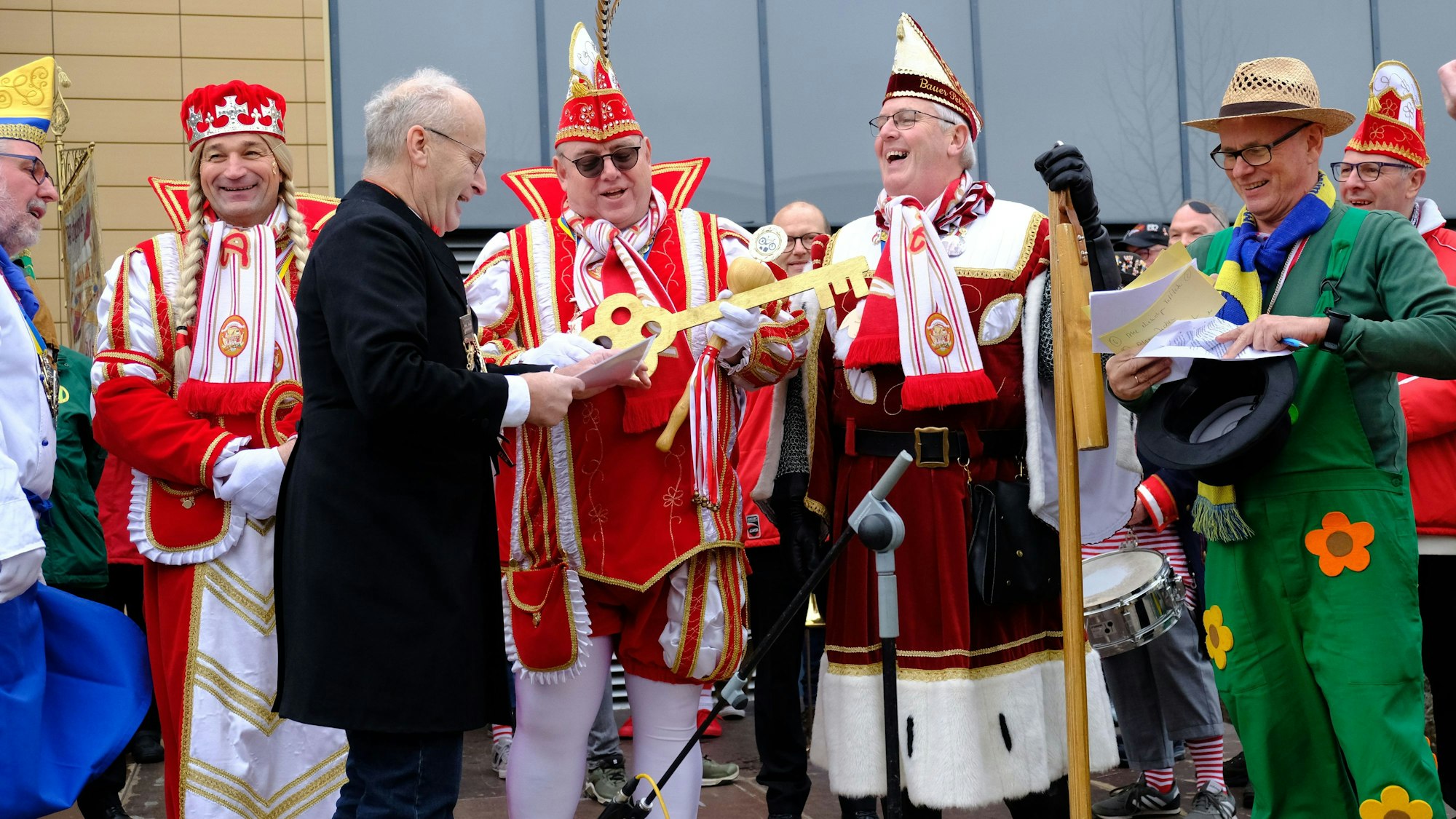 Bürgermeister Dr. Hans-Peter Schick überreict den Stadtschlüssel an das Vussemer Dreigestirn.