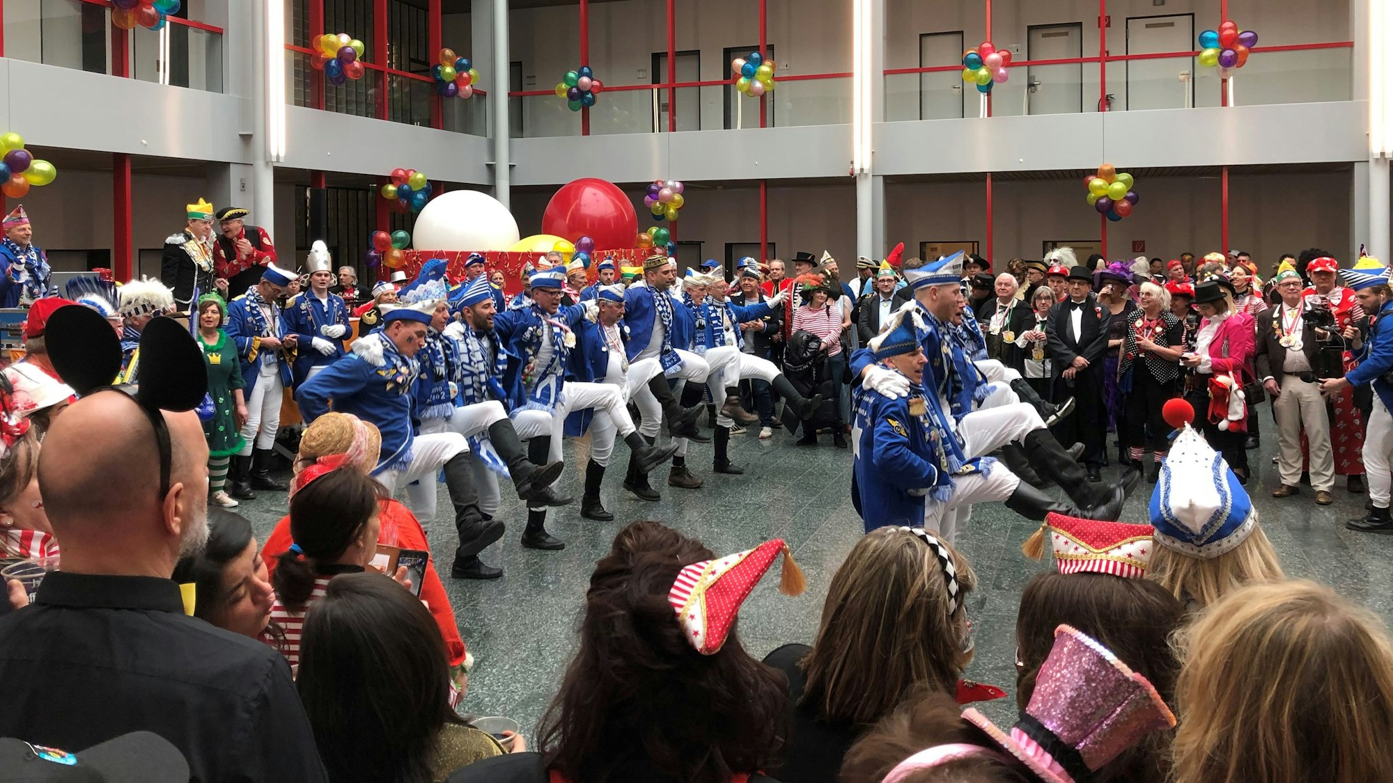 Das Tanzcorps der „Funken Feinripp“ bringt die Piazzetta des Rathauses zum Kochen.