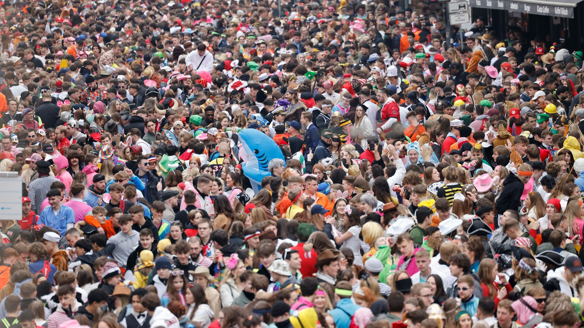 Dicht, dichter, Zülpicher: Hier herrscht buntes Treiben, es gibt keinen Einlass mehr.