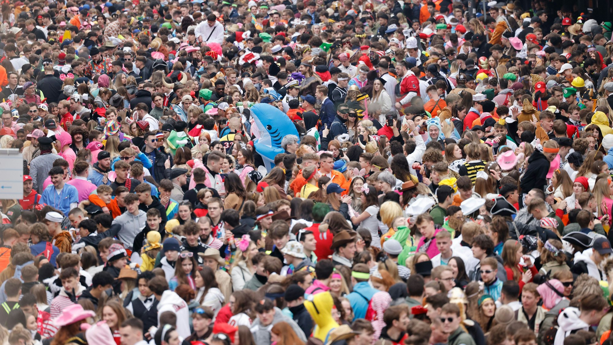 Bunt verkleidete Menschen feiern Karneval auf der Zülpicher Straße in Köln.