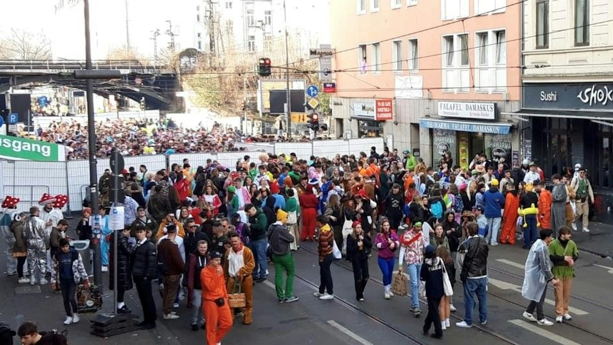 Die Zülpicher Straße füllt sich.