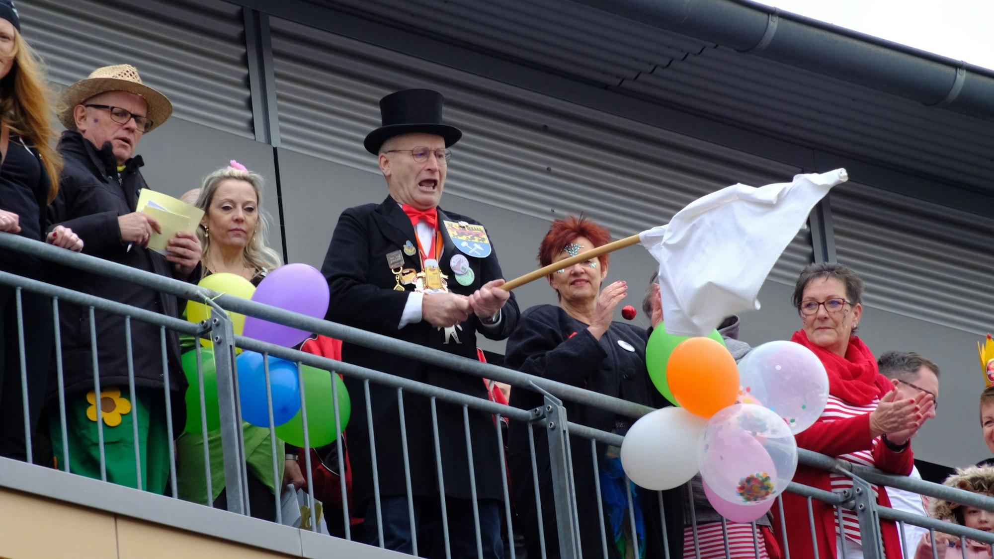 Bürgermeister Hans-Peter Schick schwenkt die weiße Fahne vom Rathausbalkon.