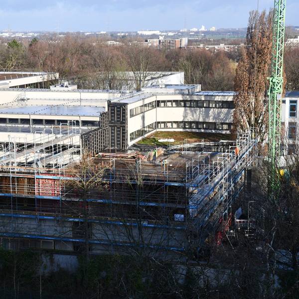 Das Foto zeigt das Ernst-Mach-Gymnasium in Hürth. Von außen eine Baustellen. Auch im übertragenen Sinne. Stadt Hürth und Bezirksregierung weisen sich gegenseitig die Schuld daran zu, dass Schüler abgewiesen wurden.