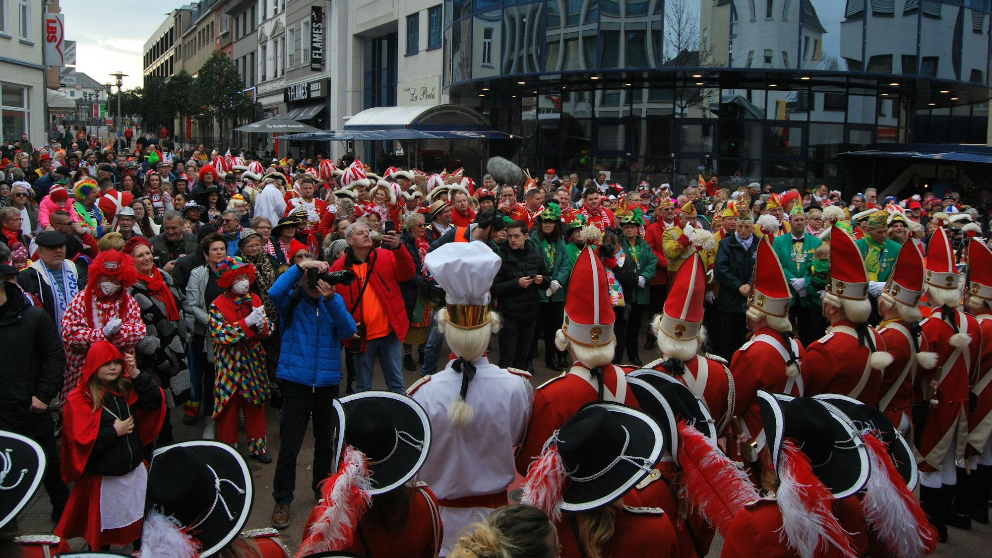 Viel los war bei der Eröffnung des Straßenkarnevals in Euskirchen. Die Jecken standen dicht an dicht.