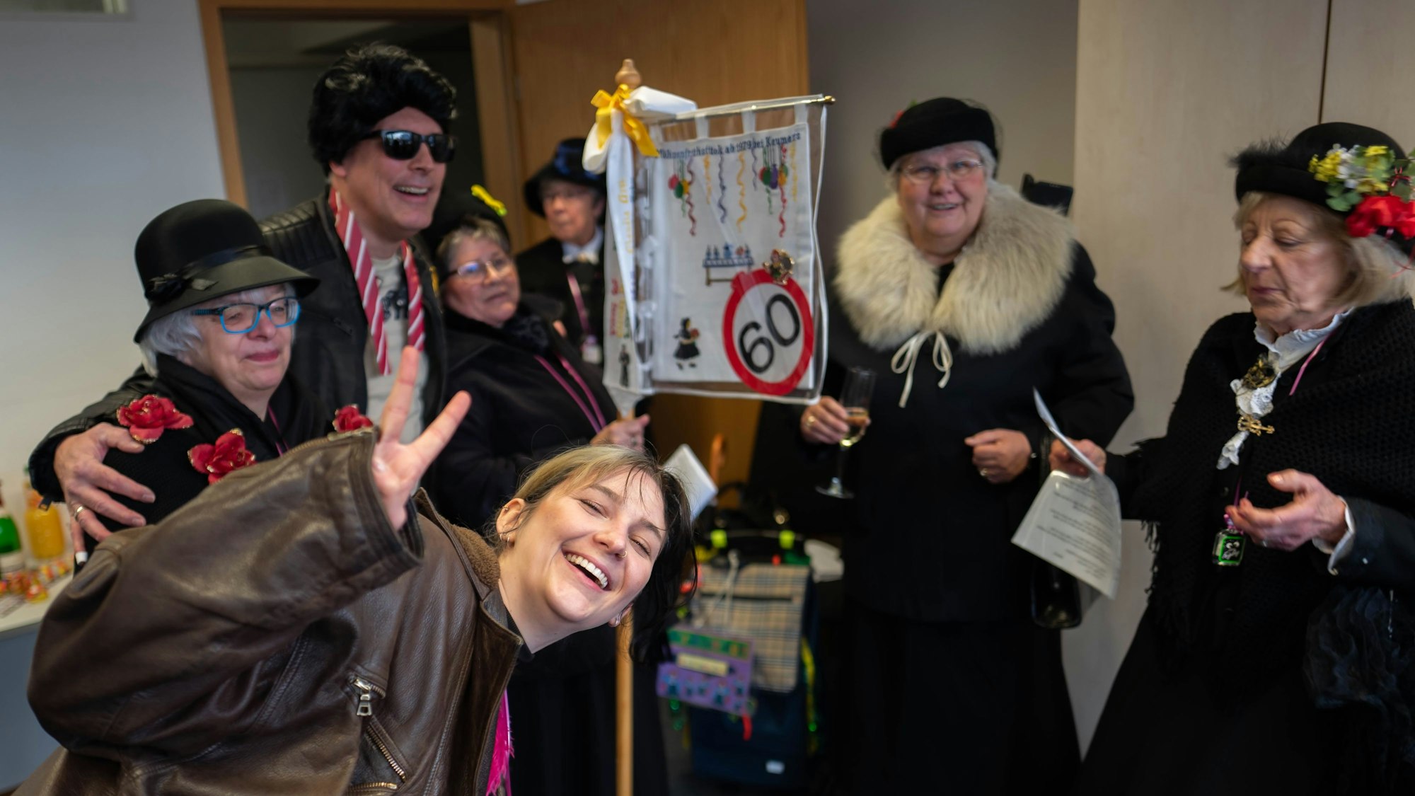 Die Zülpicher Möhnen tragen schwarze Kleidung und Federhut.